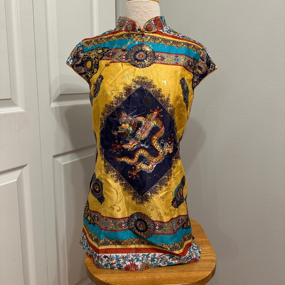 Unknown brand colorful dragon top (size XS)